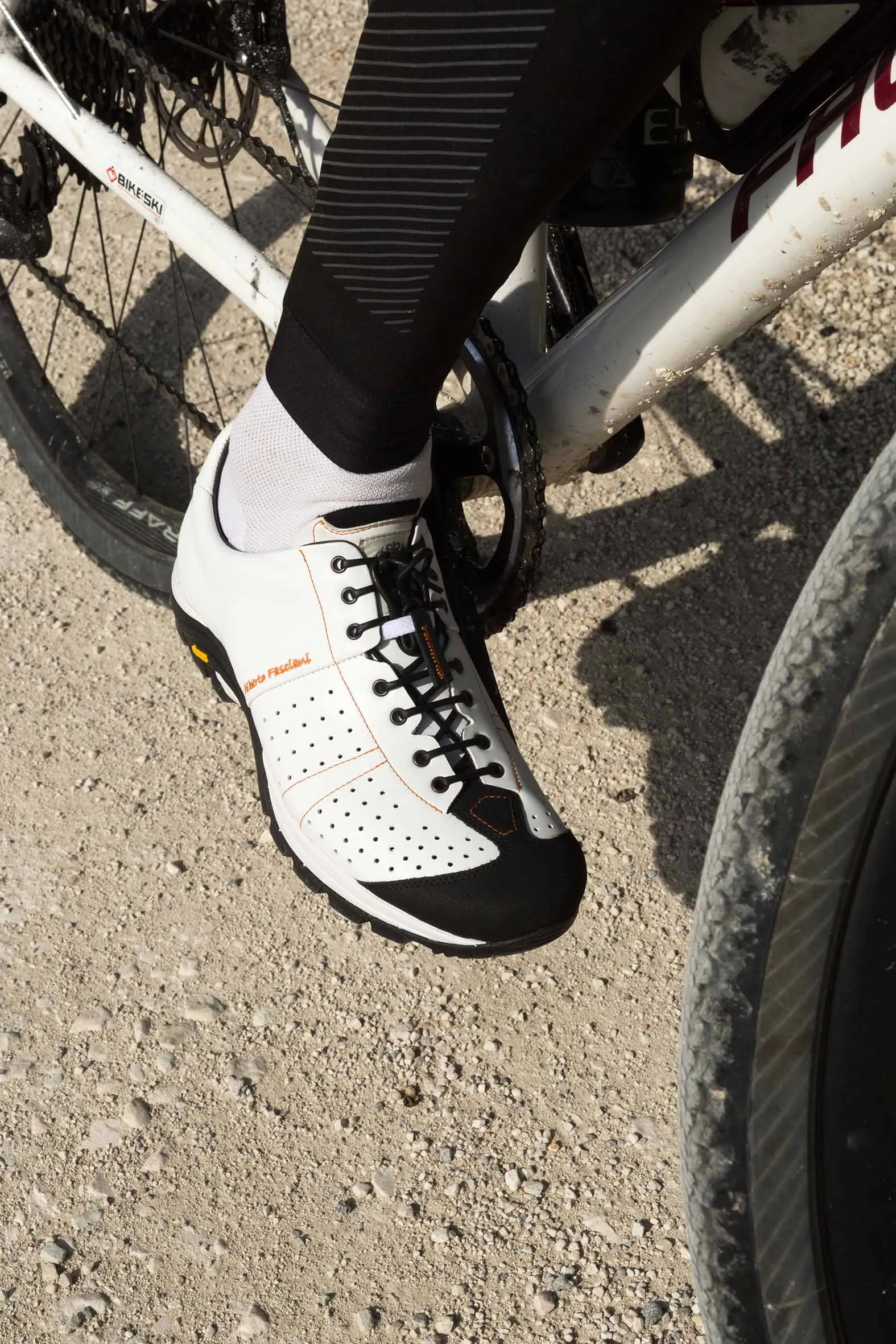 GRAVEL 6510 <br> Gravel shoes black & white